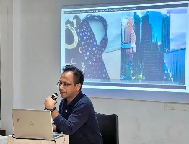 আলোচক আশিক ভাস্কর মান্নান বক্তব্য রাখছেন